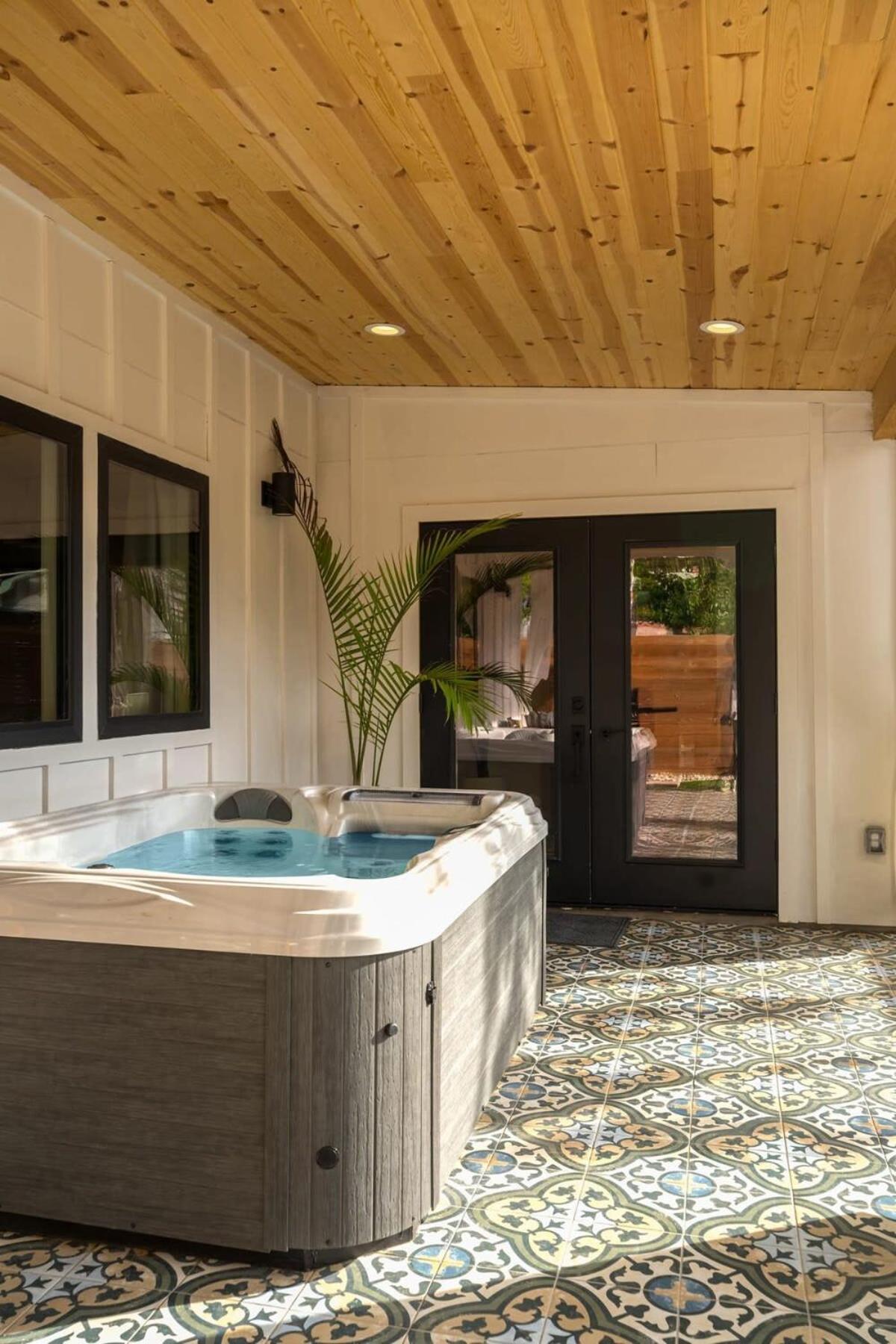 Petit Paradis With Hot Tub *
