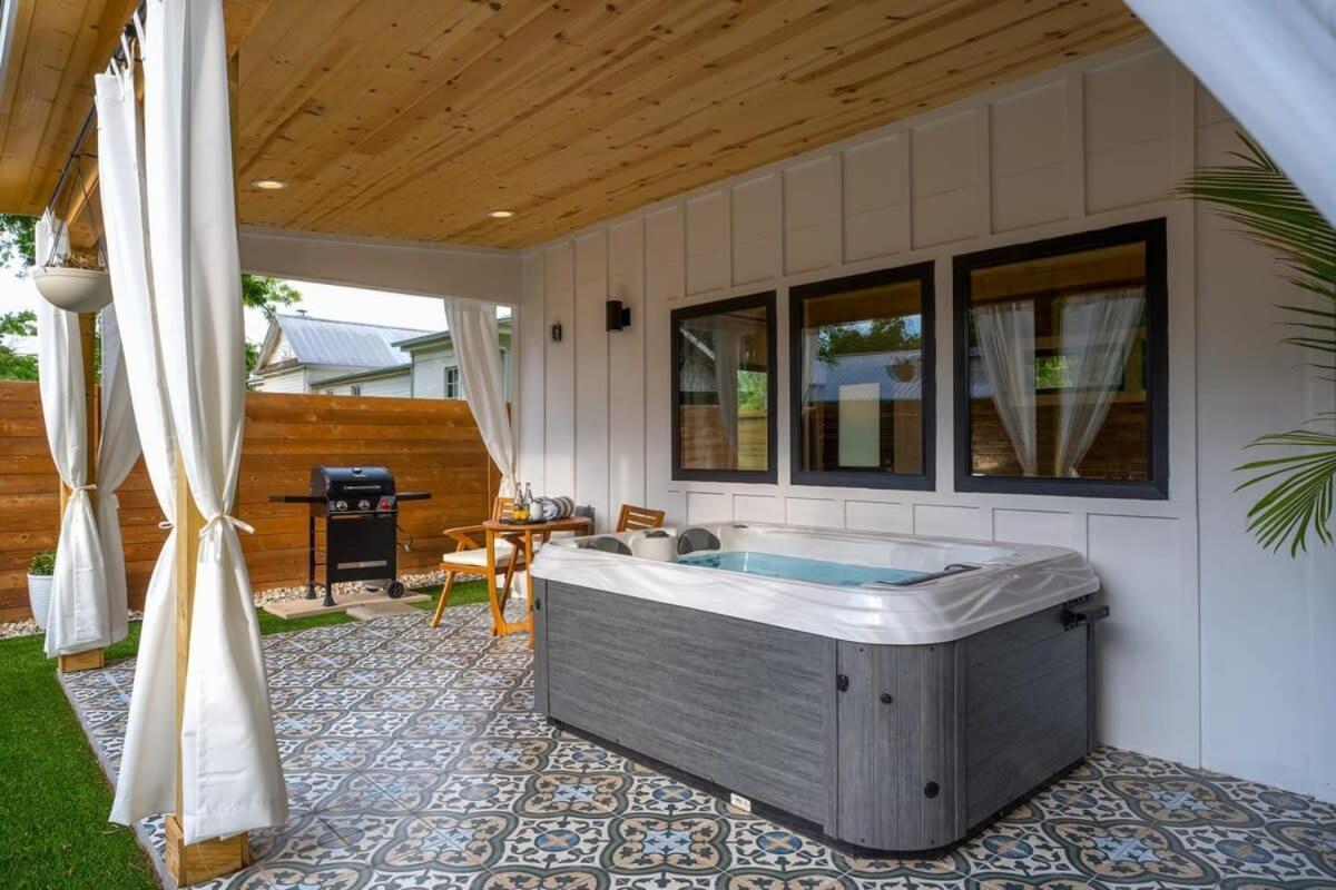 Petit Paradis With Hot Tub *